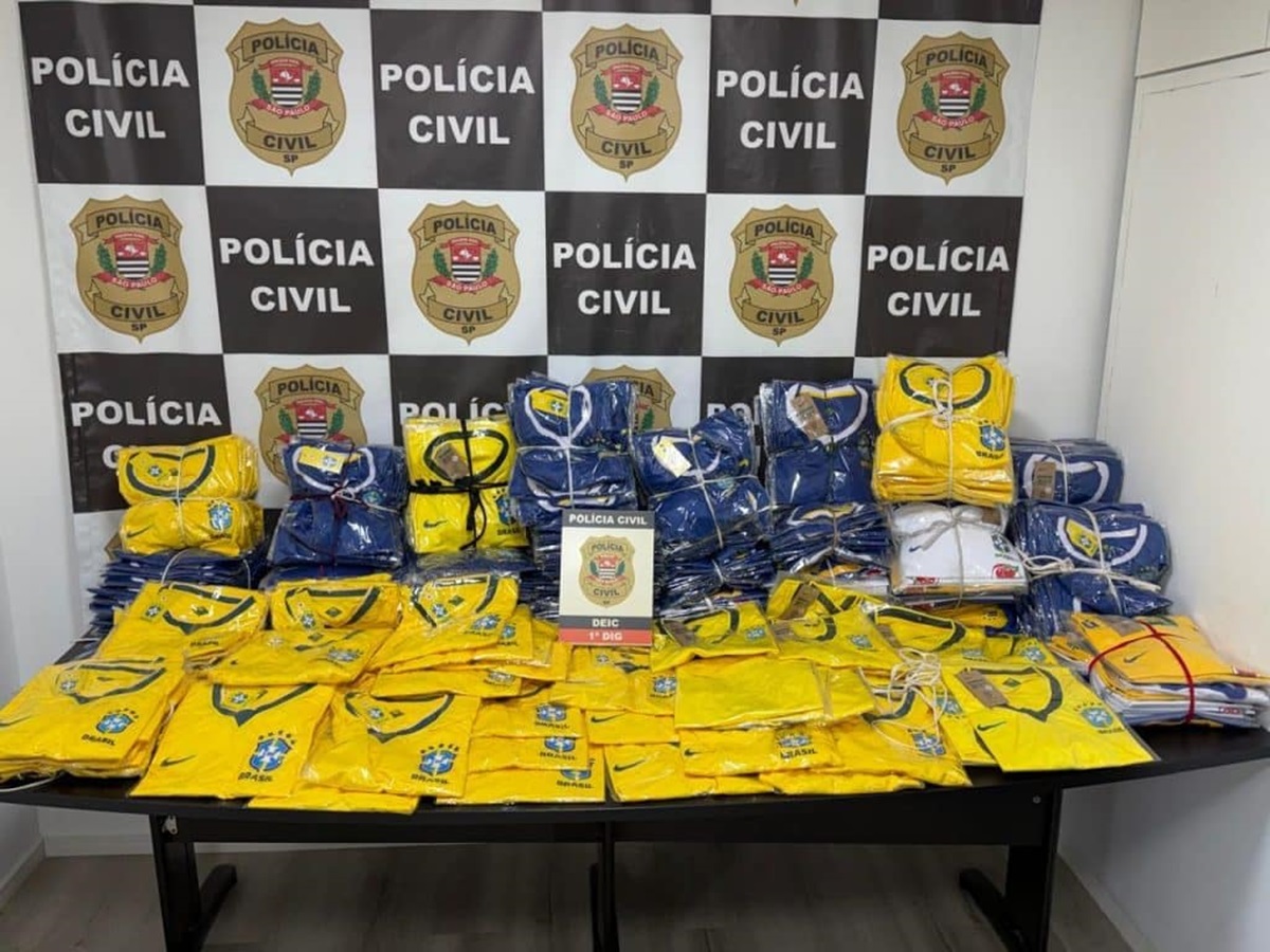 Polícia apreende 50 mil figurinhas da Copa falsificadas em SP. Imagem: Governo de SP Polícia apreende 50 mil figurinhas da Copa falsificadas em SP. Imagem: Governo de SP