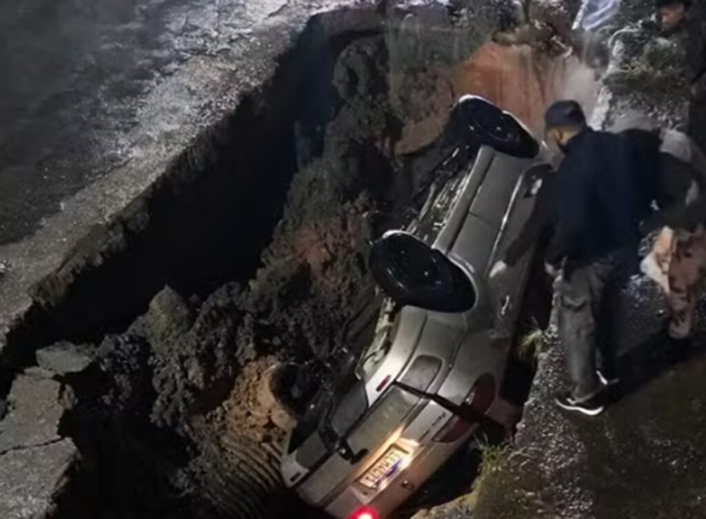 Buraco ‘engole’ carro em SP; veja transtornos da chuva. Imagem: Reprodução Redes sociais