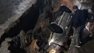 Buraco ‘engole’ carro em SP; veja transtornos da chuva. Imagem: Reprodução Redes sociais