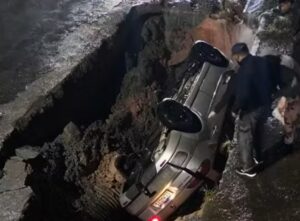 Buraco ‘engole’ carro em SP; veja transtornos da chuva. Imagem: Reprodução Redes sociais