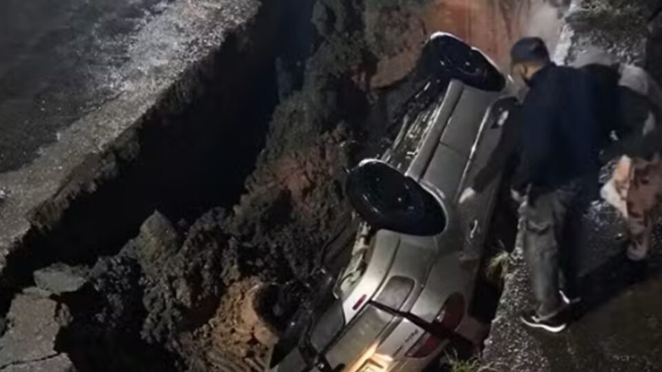 Buraco ‘engole’ carro em SP; veja transtornos da chuva. Imagem: Reprodução Redes sociais