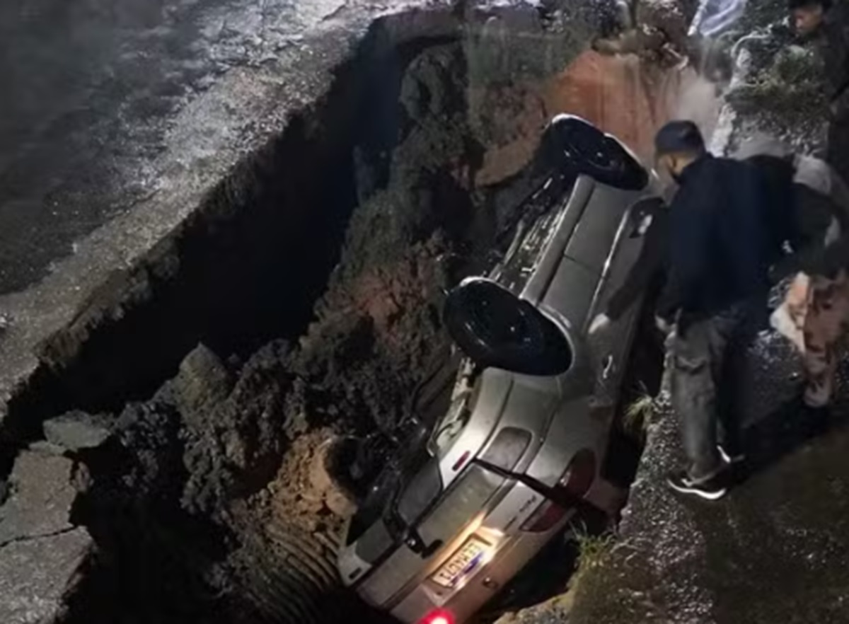 Buraco ‘engole’ carro em SP; veja transtornos da chuva