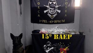 Como cães farejadores localizaram uma casa bomba do tráfico. Imagem: Divulgação PM