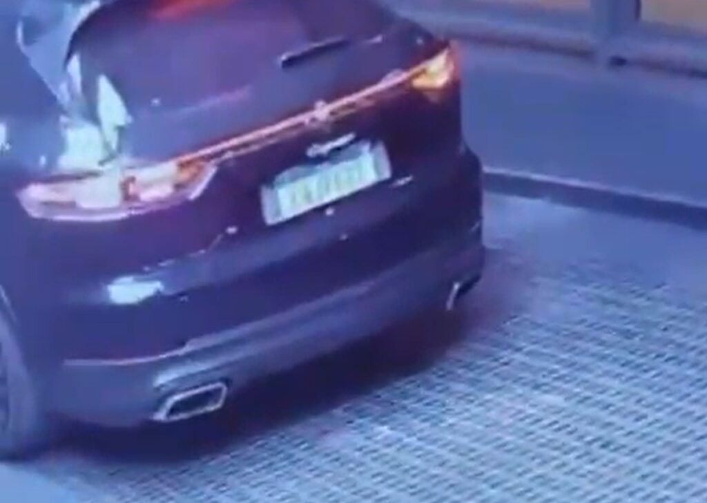 Mulher é investigada após sair com Porsche de R$ 400 mil em São Paulo; entenda o que a lei prevê. Imagem: Reprodução