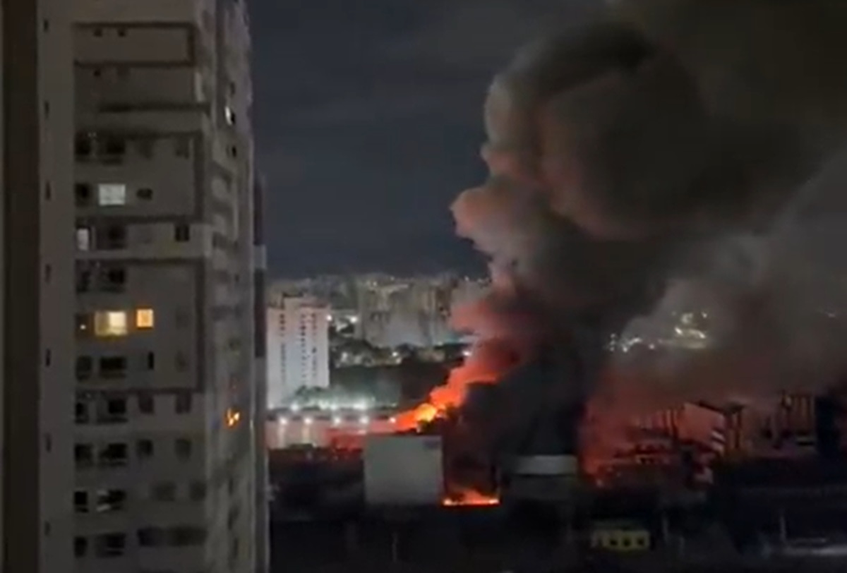 O que causou incêndio em autopeças na Lapa nesta madrugada. Imagem: Reprodução