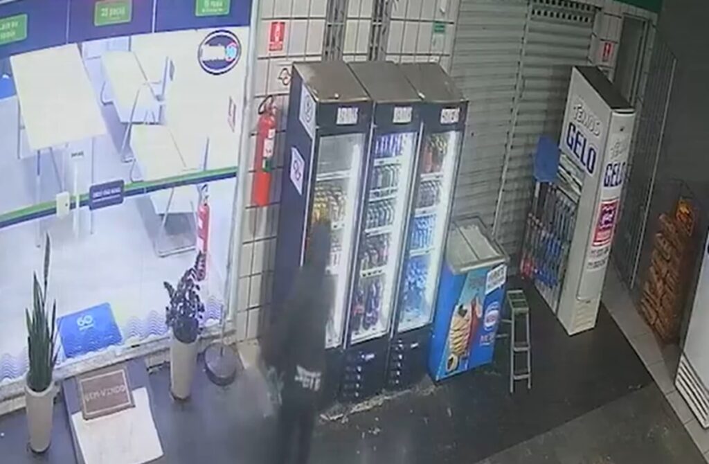 Ladrão esconde arma roubada de PM em geladeira de autoposto. Imagem: Reprodução