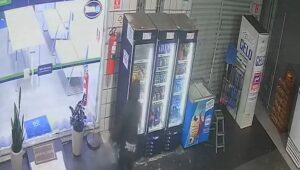 Ladrão esconde arma roubada de PM em geladeira de autoposto. Imagem: Reprodução