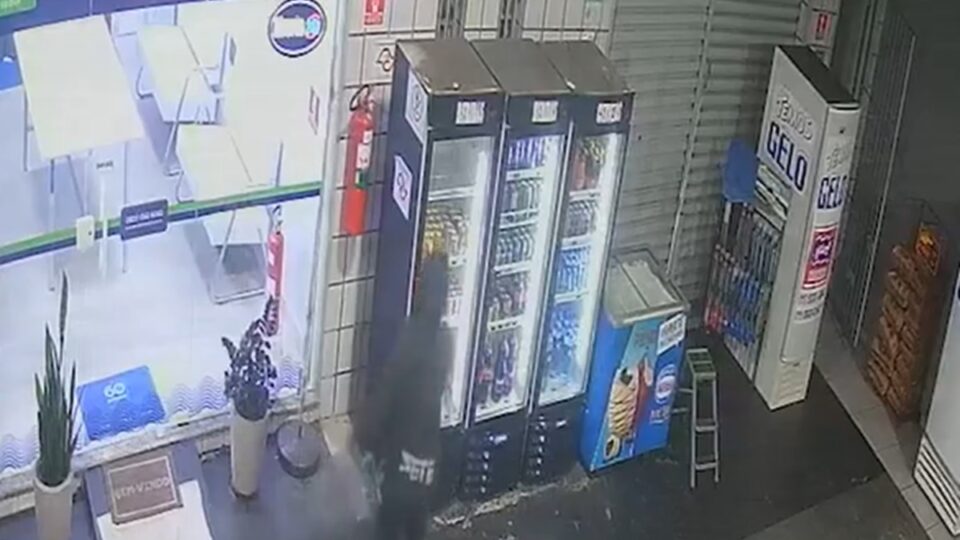 Ladrão esconde arma roubada de PM em geladeira de autoposto. Imagem: Reprodução
