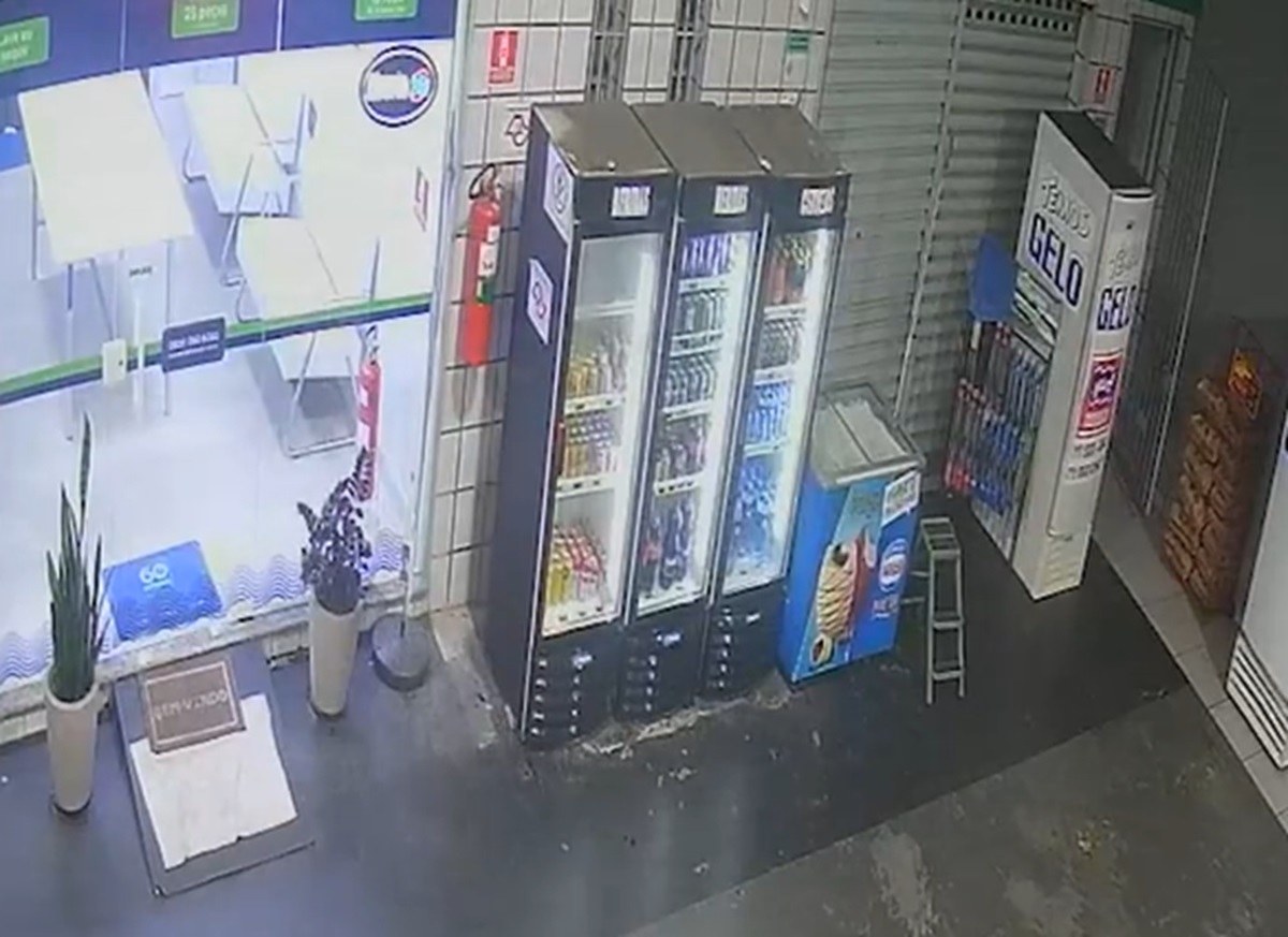 Ladrão esconde arma roubada de PM em geladeira de autoposto. Imagem: Reprodução