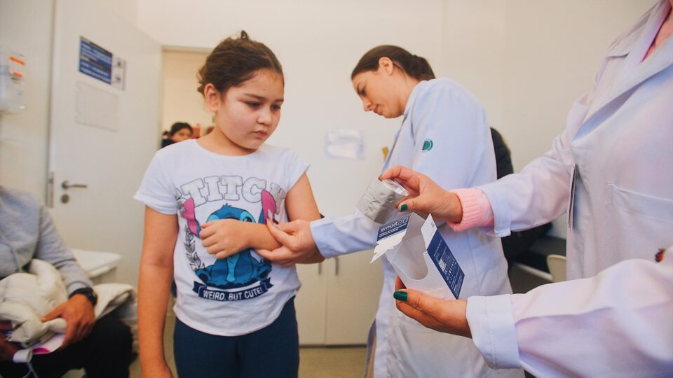 Sensores de glicose gratuitos: 1.584 crianças serão atendidas em SP. Imagem: Leon Rodrigues/PrefSP