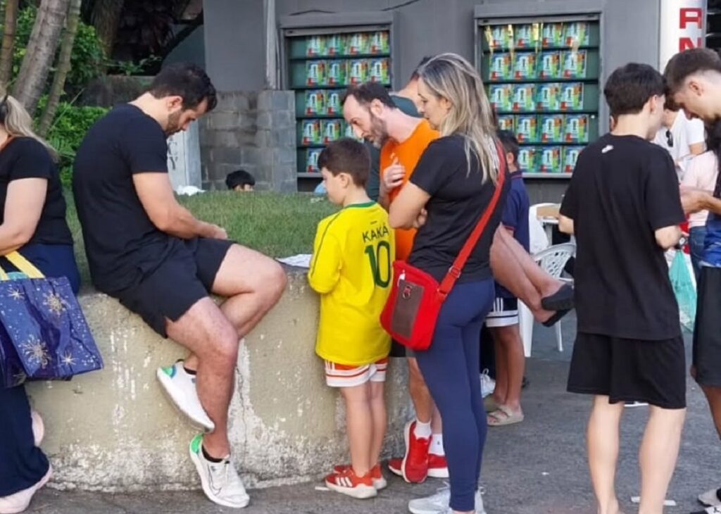 Mooca vira ponto de encontro para troca de figurinhas da Copa. Imagem: Divulgação Banca Fernandes