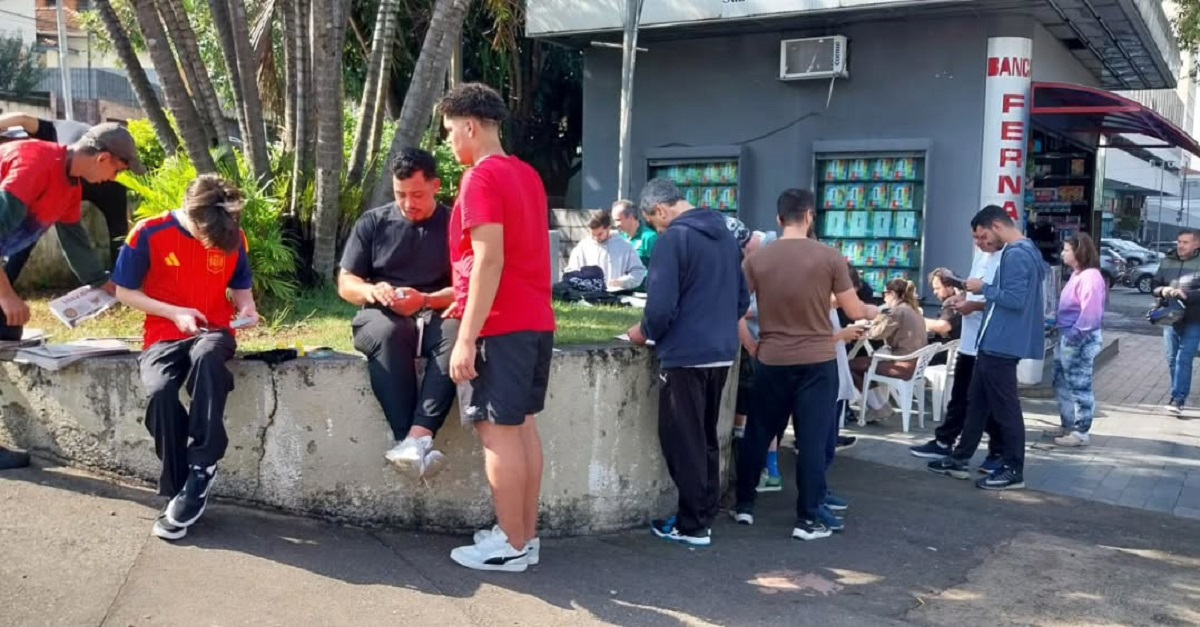 Mooca vira ponto de encontro para troca de figurinhas da Copa. Imagem: Divulgação Banca Fernandes