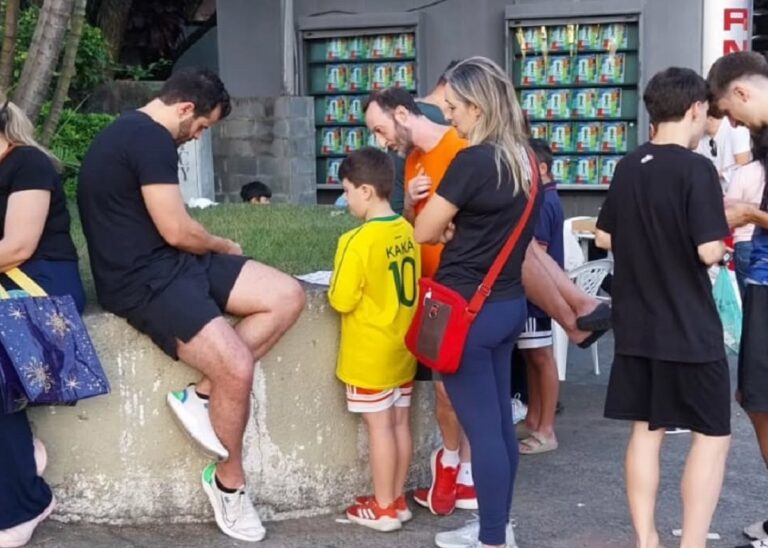 Mooca vira ponto de encontro para troca de figurinhas da Copa. Imagem: Divulgação Banca Fernandes