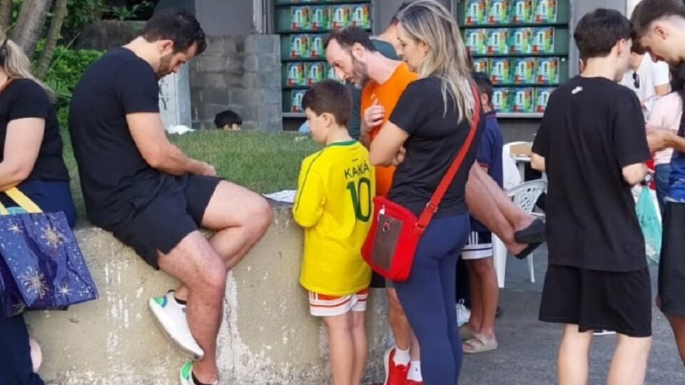 Mooca vira ponto de encontro para troca de figurinhas da Copa. Imagem: Divulgação Banca Fernandes