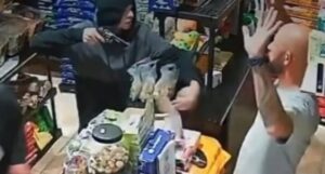 VÍDEO: veja momento em que pai é assaltado na frente da filha. Imagem: Reprodução