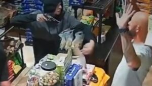 VÍDEO: veja momento em que pai é assaltado na frente da filha. Imagem: Reprodução
