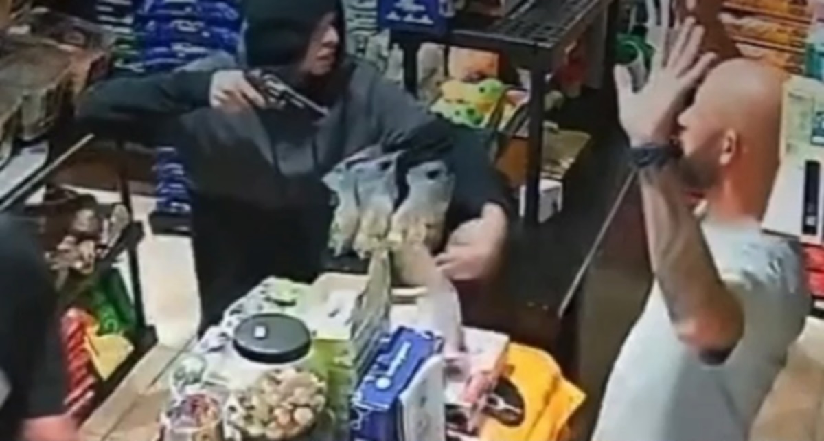 VÍDEO: veja momento em que pai é assaltado na frente da filha. Imagem: Reprodução
