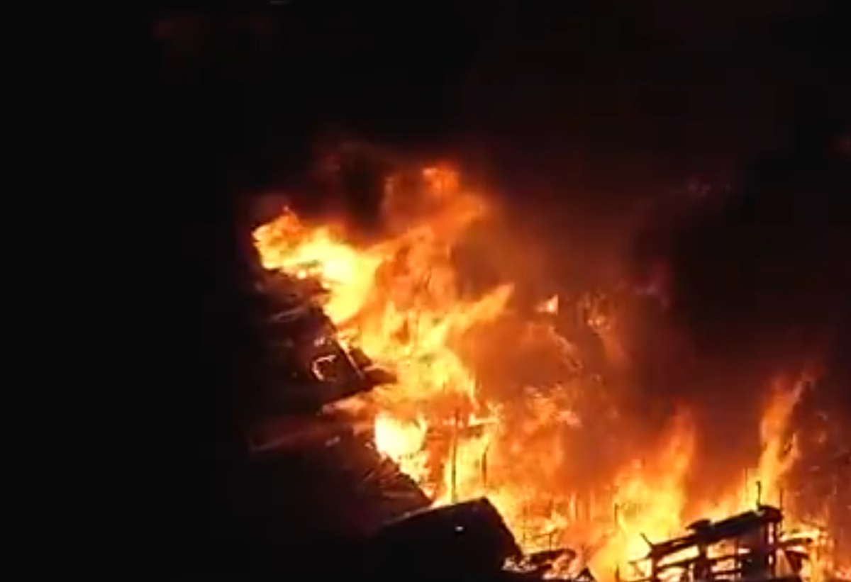 URGENTE: Incêndio em Paraisópolis destroi mais de 50 casas. Imagem: Reprodução TV Globo