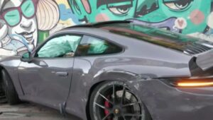 Porsche de influencer atinge 5 veículos no Sacomã. Imagem: Reprodução TV Bandeirantes