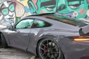 Porsche de influencer atinge 5 veículos no Sacomã. Imagem: Reprodução TV Bandeirantes
