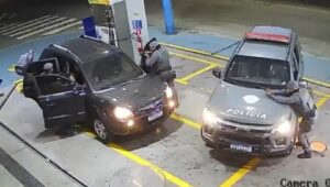 VÍDEO: refém de 62 anos é solto e PM prende 2 suspeitos. Imagem: Reprodução