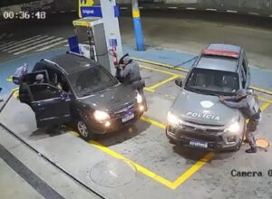 VÍDEO: refém de 62 anos é solto e PM prende 2 suspeitos. Imagem: Reprodução