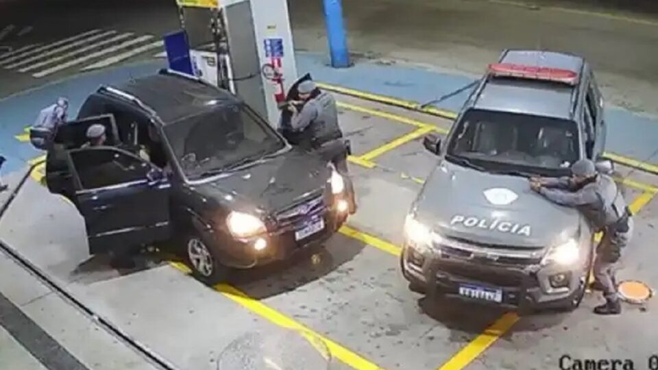 VÍDEO: refém de 62 anos é solto e PM prende 2 suspeitos. Imagem: Reprodução