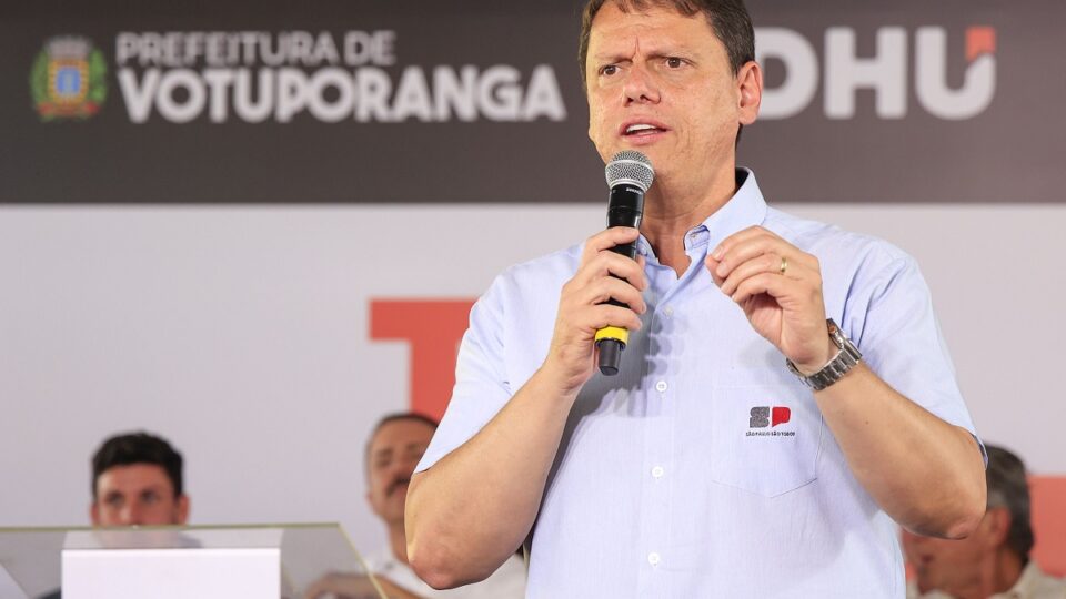 Tarcísio de Freitas poderá 'ganhar' votos de dois desistentes. Imagem: João Valério/Governo Estado SP
