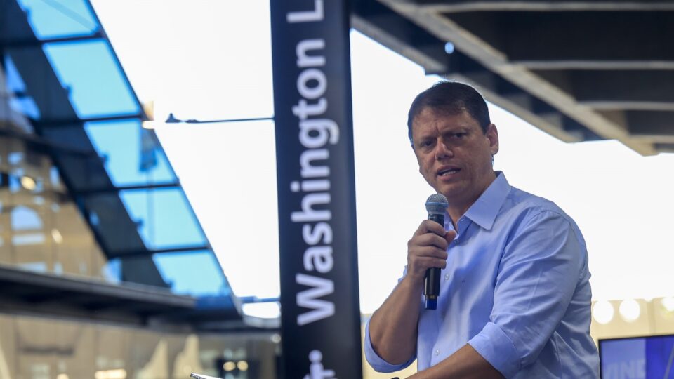 Tarcisio de Freitas recua e descarta privatização total do metrô. Imagem: João Valério/Governo do Estado SP