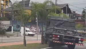 VÍDEO: Caminhão desgovernado deixa dois feridos em SP. Imagem: Reprodução