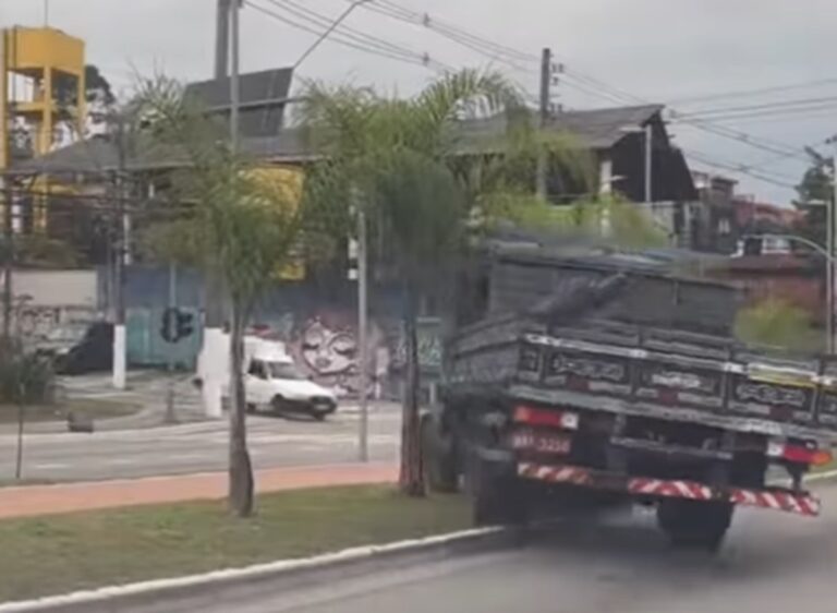 VÍDEO: Caminhão desgovernado deixa dois feridos em SP