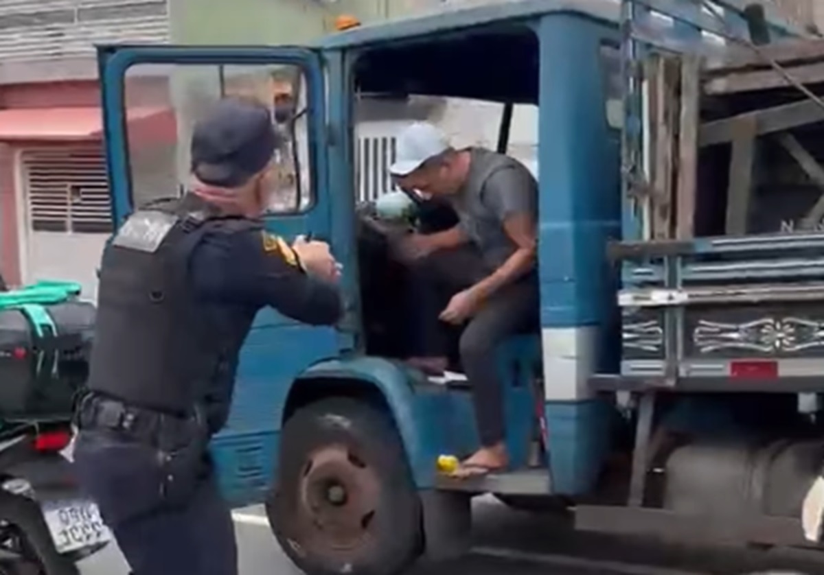 VÍDEO: Caminhão desgovernado deixa dois feridos em SP. Imagem: Reprodução VÍDEO: Caminhão desgovernado deixa dois feridos em SP. Imagem: Reprodução