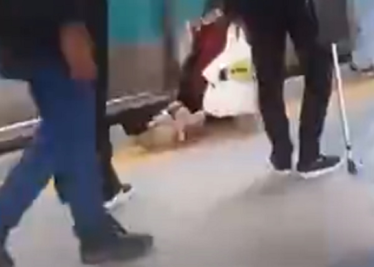 Criança cai em plataforma e se salva; o que fazer nessas situações. Imagem: Reprodução Criança cai em plataforma e se salva; o que fazer nessas situações. Imagem: Reprodução