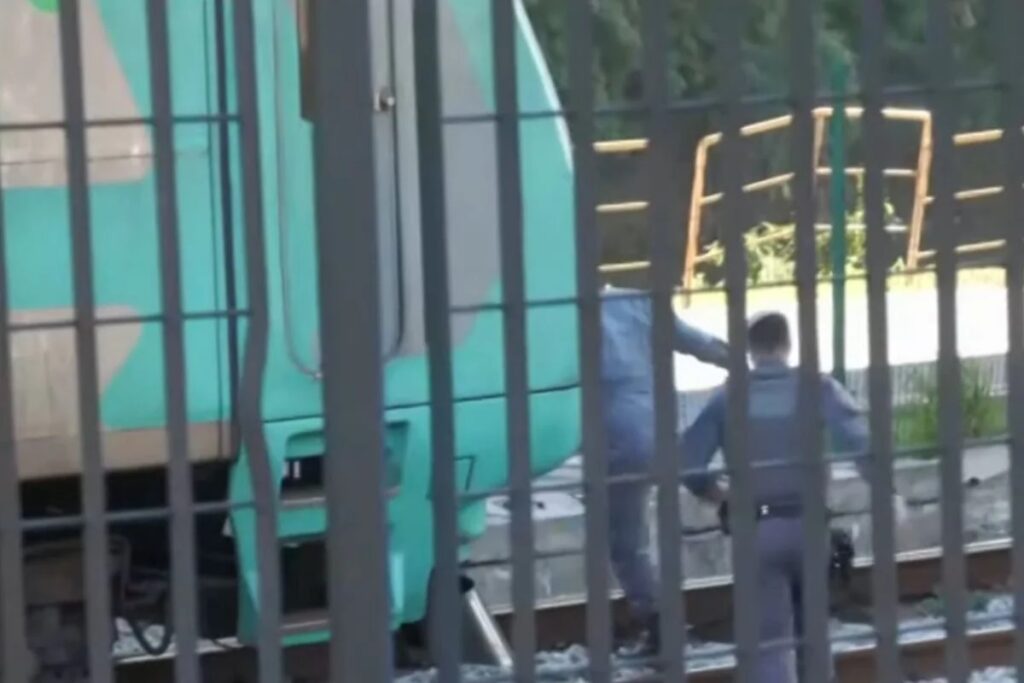 Suspeito de roubo foge, é atropelado por trem em sobrevive; veja como foi. Imagem: Reprodução