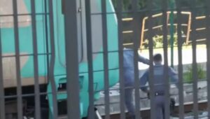 Suspeito de roubo foge, é atropelado por trem em sobrevive; veja como foi. Imagem: Reprodução