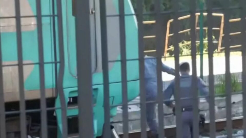 Suspeito de roubo foge, é atropelado por trem em sobrevive; veja como foi. Imagem: Reprodução