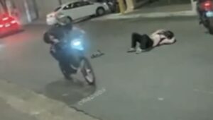 VÍDEO: roubo de moto na Vila Andrade assusta pela audácia. Imagem: Reprodução