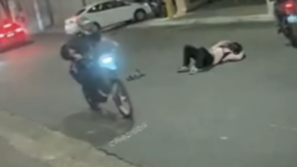 VÍDEO: roubo de moto na Vila Andrade assusta pela audácia. Imagem: Reprodução