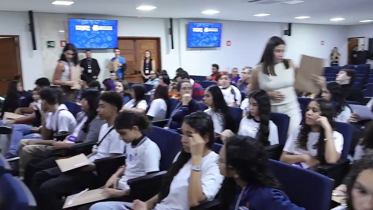 Estudantes vivem ‘dia da Prefeitura’ em São Paulo. Imagem: Reprodução YouTube