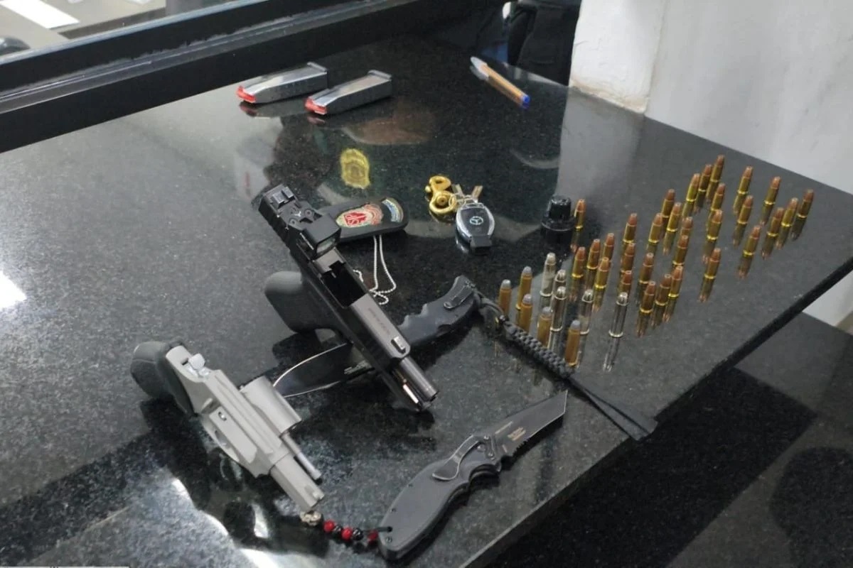 Quem é o médico preso com armas e giroflex no carro