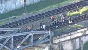 Linhas de trem de nova concessão têm manhã de caos em SP. Imagem: Reprodução TV Globo