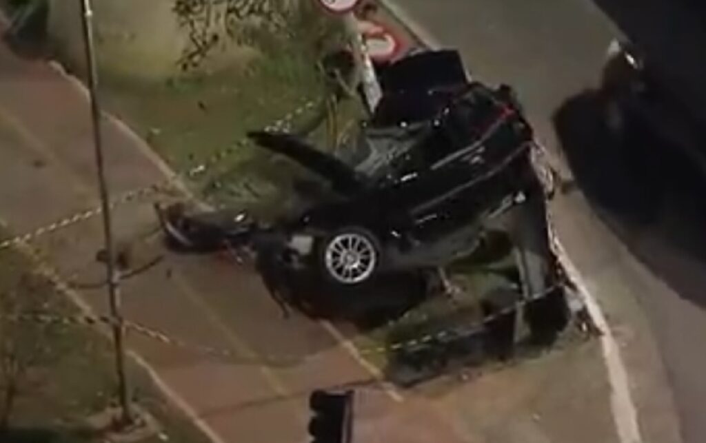 Dois acidentes de carro deixam feridos nesta madrugada em SP