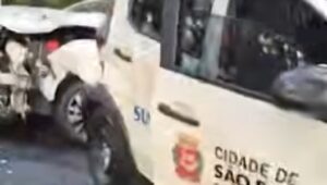 Acidente com carro da prefeitura fere 3 em SP; veja como foi. Imagem: Reprodução