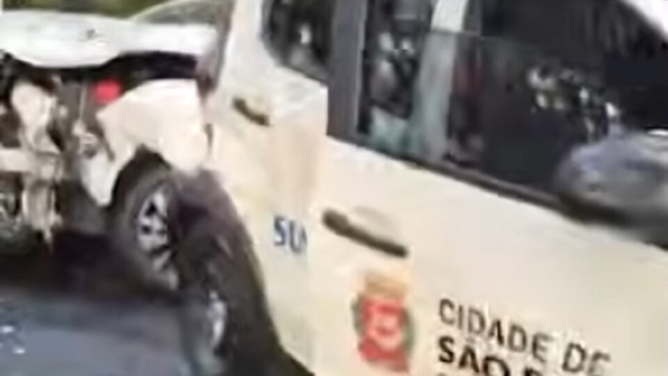 Acidente com carro da prefeitura fere 3 em SP; veja como foi. Imagem: Reprodução