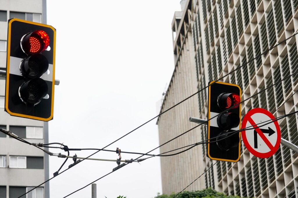 Semáforos inteligentes viram aposta para reduzir lentidão. Imagem: Prefeitura de São Paulo