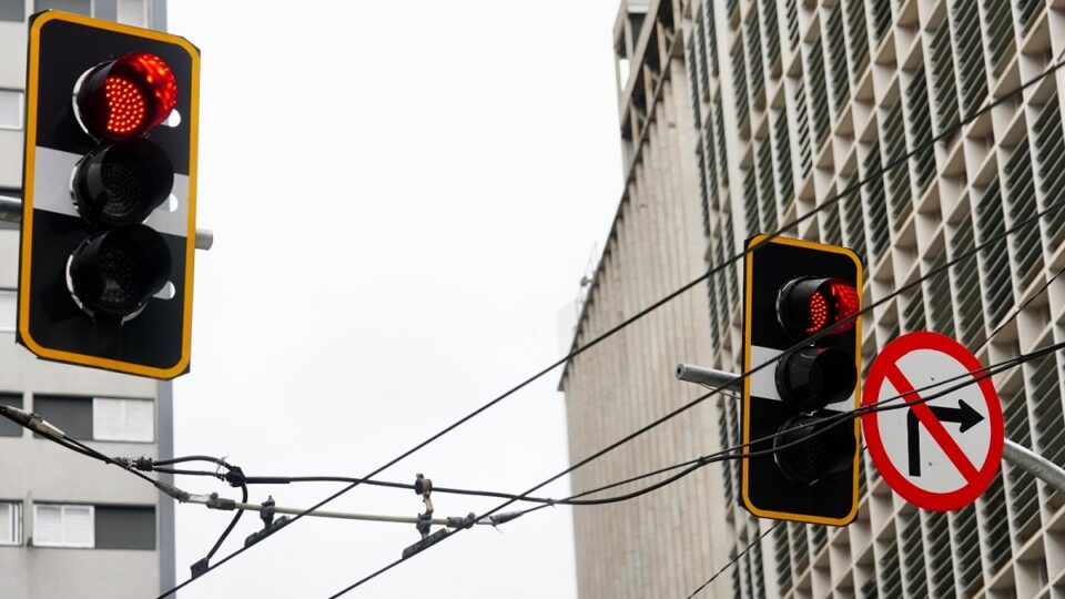 Semáforos inteligentes viram aposta para reduzir lentidão. Imagem: Prefeitura de São Paulo