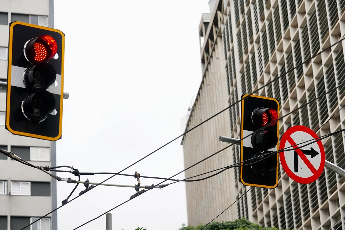 Semáforos inteligentes viram aposta para reduzir lentidão