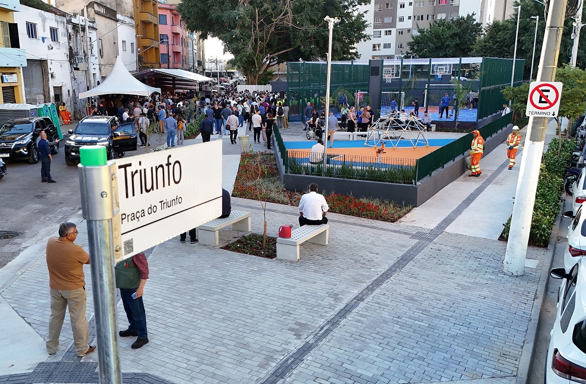 Nunes inaugura Praça do Triunfo e discursa contra oposição