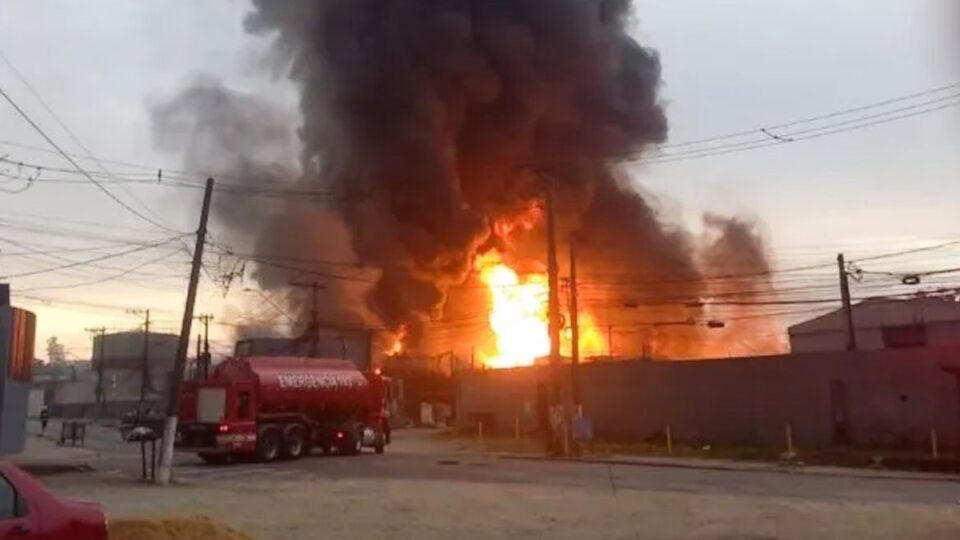 Explosão em fábrica da Grande SP gera transtorno a moradores. Reprodução Corpo de Bombeiros. Imagem: Divulgação Corpo de Bombeiros