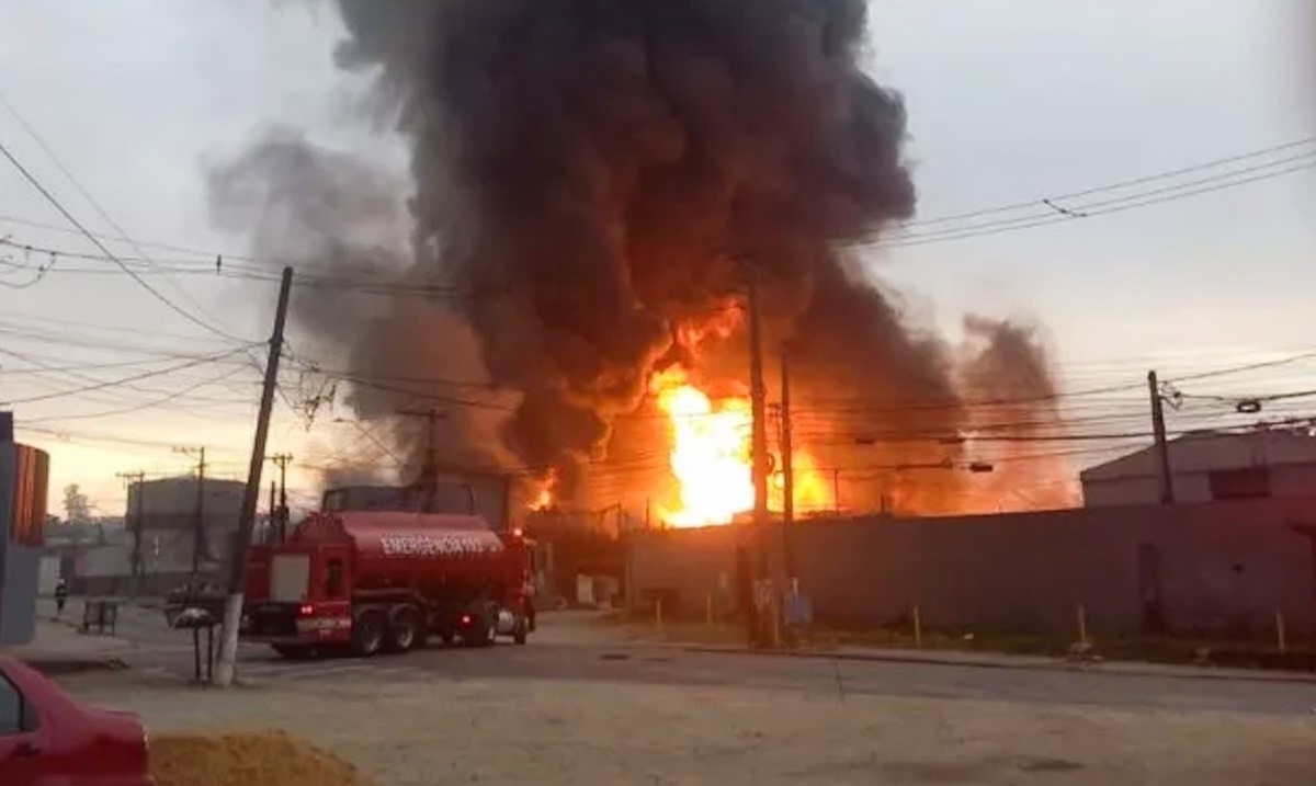 Explosão em fábrica da Grande SP gera transtorno a moradores. Reprodução Corpo de Bombeiros. Imagem: Divulgação Corpo de Bombeiros